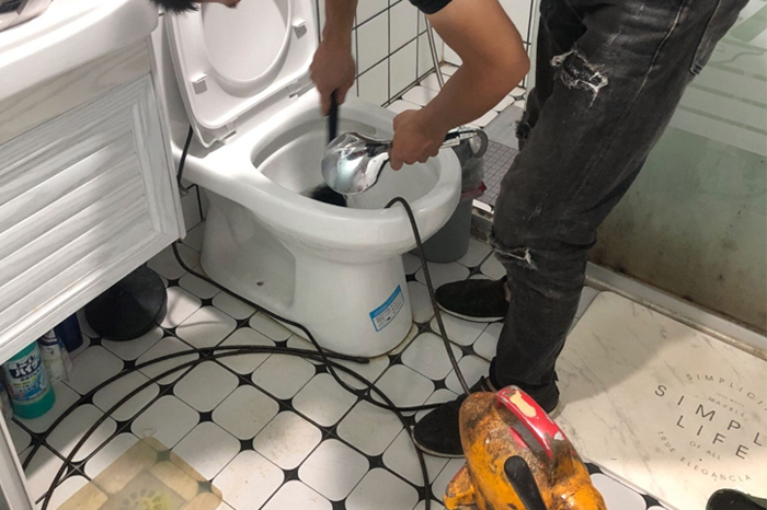 沂源马桶堵塞自己疏通还是找师傅?专业上门服务让你省时更省心